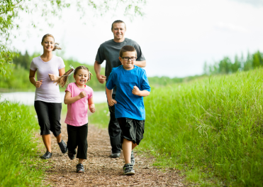 「自然の中をジョギングする家族。発酵食品や味噌を取り入れた健康習慣と、免疫力を高めるライフスタイルを象徴するイメージ。」
