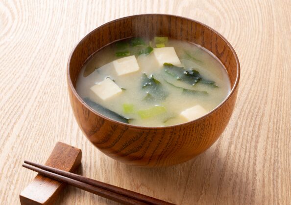 「豆腐と青菜入りの味噌汁。発酵食品である味噌を使った日本の伝統的な健康食で、腸活や免疫力向上に効果が期待される一品。」