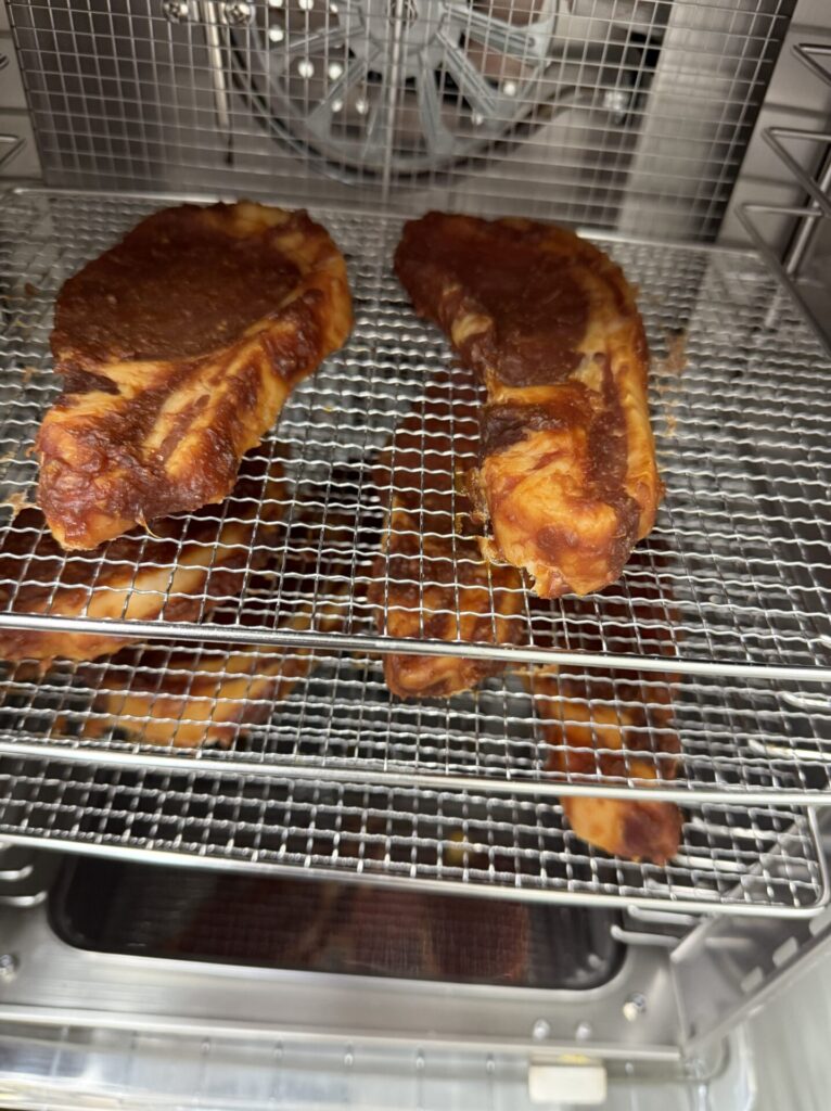 「味噌漬けポークジャーキーの乾燥完了後。赤味噌の漬けダレが染み込んだ豚肉が、食品乾燥機で10時間乾燥され、表面に光沢が出て生ハムのような食感に仕上がった状態。発酵×乾燥による保存食の完成形。」