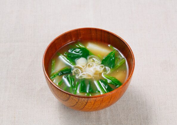 「ほうれん草・豆腐・刻み葱入りの味噌汁。木椀に盛られた、鉄分補給と疲労回復に役立つ栄養豊富な一杯。」