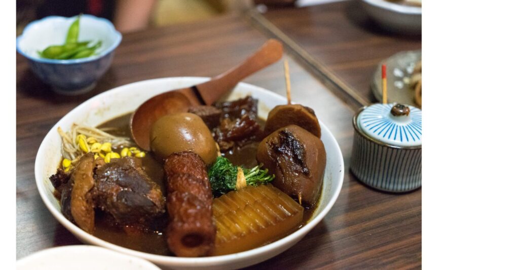 「味噌だれで煮込んだおでんを盛り付けた和食の一皿。大根や卵、こんにゃくなど多彩な具材が味噌の旨味を吸収し、腸活や免疫力向上に役立つ発酵料理として紹介。」