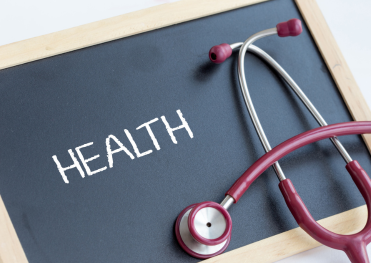 「“HEALTH”の文字と赤い聴診器。味噌の健康効果を医学的根拠に基づいて紹介するダイエット記事のアイキャッチ画像。」