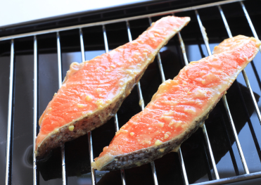 「味噌とみりんで漬け込んだ鮭のレシピと栄養ポイント。EPA・DHAを含む良質なタンパク質と味噌の発酵効果で体質改善をサポート。」