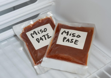 「冷凍庫で長期保存するために手書きラベル付きで小分けされた味噌｜必要量だけ解凍できる家庭向け保存テクニック」