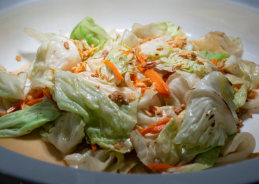 「キャベツとにんじん、ピーマンの味噌炒め。発酵食品を使った低カロリーで腸活にも効果的なダイエット向けレシピ。」