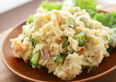「味噌を加えたポテトサラダのレシピ。じゃがいもと野菜を使った低カロリーで腸活にも効果的な発酵食品アレンジ料理。」