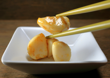 「ニンニクを味噌に漬け込んだ発酵保存食。香りと旨味が凝縮され、腸活や免疫力向上に役立つ和食の一品。」