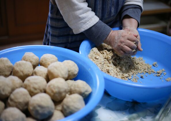 味噌玉を手で成形する工程｜味噌醸造における空気抜きと発酵促進の準備作業
