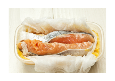 「味噌漬け用に準備された生鮭の切り身。発酵調味料との組み合わせで旨味と栄養価が高まる和食の下ごしらえ工程。」