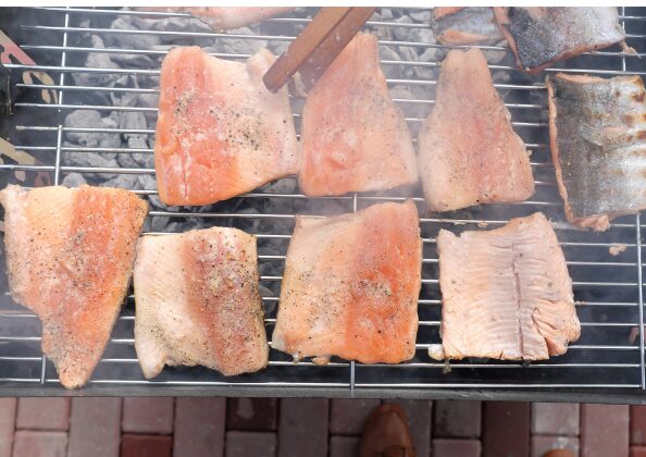 味噌・みりん・酒・生姜でマリネしたサーモンを炭火で焼く「味噌サーモングリル」。表面がキャラメル化し、香ばしくジューシーに仕上がっている様子。