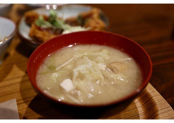 「キャベツや豆腐が入った味噌汁。食物繊維が豊富で、有害物質の排出を助けるとされる具だくさんの一杯」