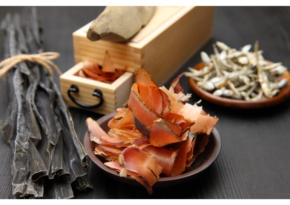 「昆布、鰹節、煮干しなど、日本の出汁に使われる伝統的な旨味食材の盛り合わせ」