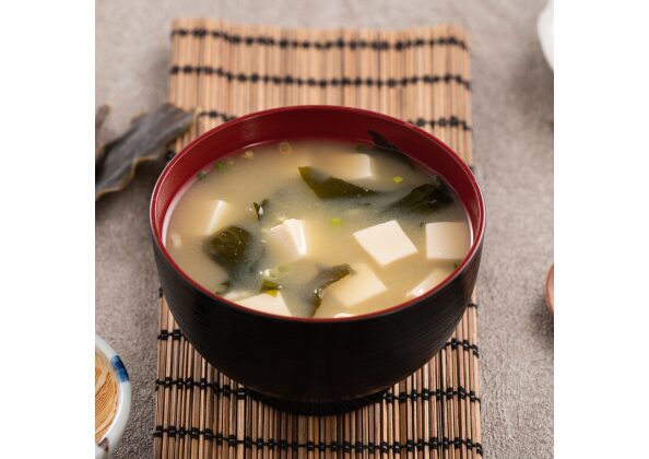 「豆腐とわかめが入った味噌汁。出汁と発酵食品の旨味が感じられる日本の伝統的な家庭料理」