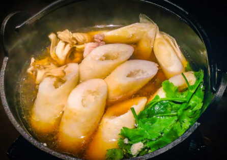 「秋田の郷土料理・きりたんぽみそ鍋。味噌ベースのだしに、比内地鶏、舞茸、ネギ、三つ葉、きりたんぽが調和し、冬の食卓を彩る滋味深い鍋料理。」