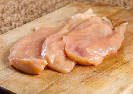 「秋田県産の高級地鶏・比内地鶏のむね肉。きりたんぽ鍋に使用される旨味豊かな食材として、秋田の郷土料理の味を引き立てる。」